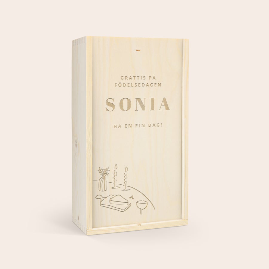 Personlig Maison de la Surprise Vinpresent Graverad vinlåda i trä med texten Grattis på födelsedagen Sonia och Ha en fin dag, för att överraska med ett tjusigt vinpaket