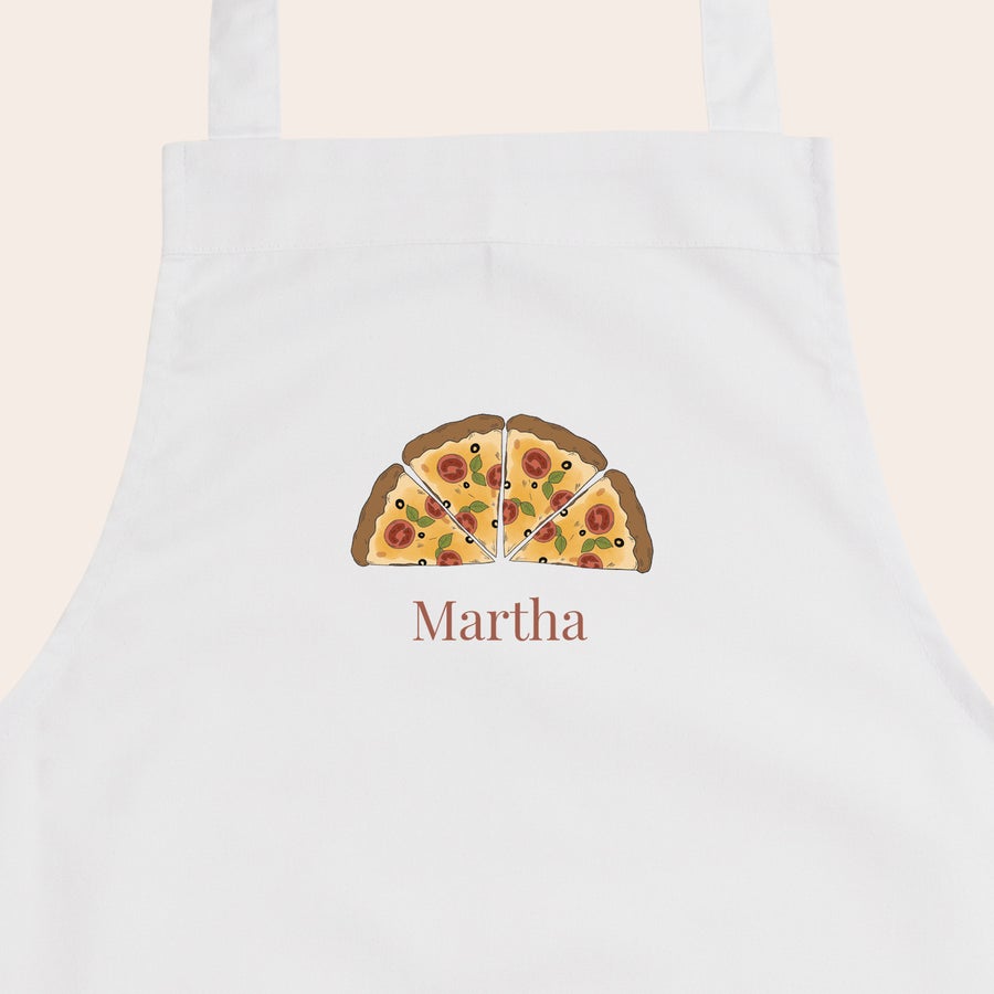 Kinderschürze personalisiert Weiße Kinderschürze mit vier Pizzastücken und dem Namen Martha bedruckt.