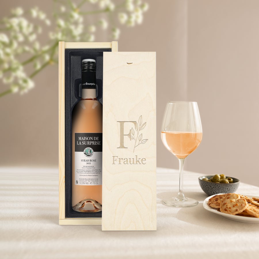 Maison de la Surprise Syrah Rosé Wein personalisieren Eine Flasche Maison de la Surprise Syrah Rosé in Holzkiste, graviert mit dem Namen Frauke und einem F