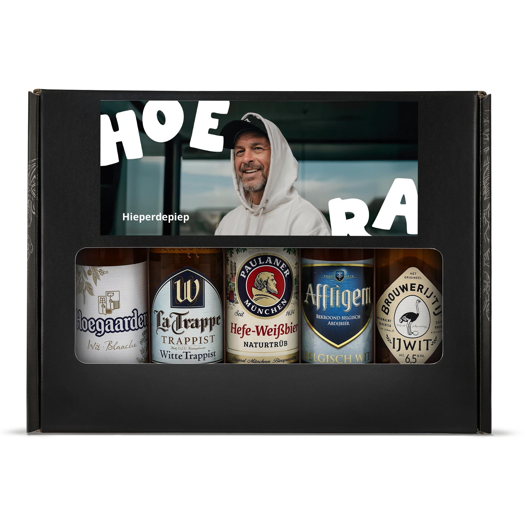 Gepersonaliseerd bierpakket - Weizen in een doos met vijf verschillende bieren en een foto van een lachende man met de tekst "HOE RA Hieperdepiep".