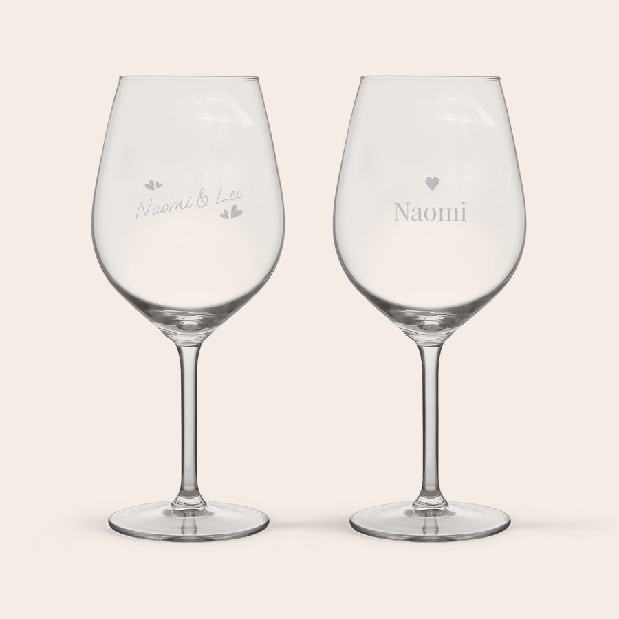 Punaviinilasi Setti punaviinilaseja, toisessa kaiverrus "Naomi & Leo" ja sydämiä, toisessa "Naomi" ja sydän