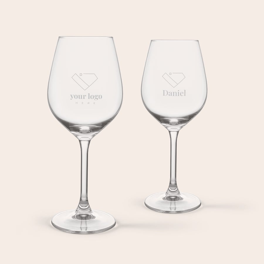 Scatola Regalo con Vino e Bicchieri Incisi Due bicchieri da vino in vetro incisi uno con "your logo here" e uno con "Daniel", idea regalo adatta per qualsiasi occasione
