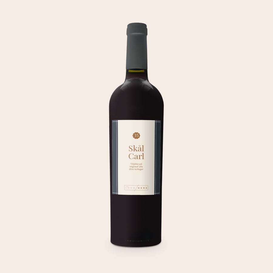 Rødvin med personlig etikette - Riondo Merlot Riondo Merlot vinflaske med en personlig etiket trykt med teksten "Skål Carl" og et logo.