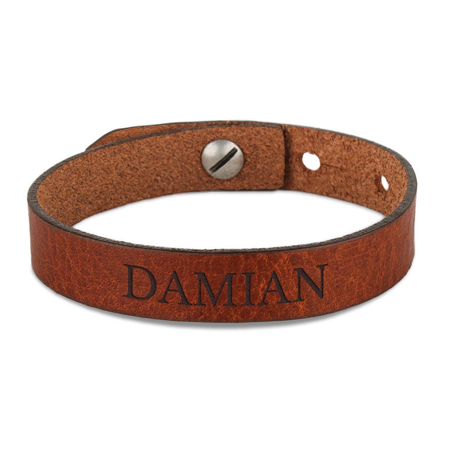 Barna bőr férfi karkötő metszettel, "DAMIAN" névvel személyre szabva