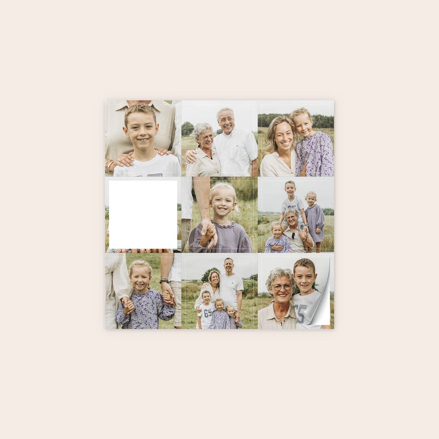 Foto samolepky Personalizované samolepky s koláží rodinných fotografií, uprostřed prázdné místo pro vlastní design.