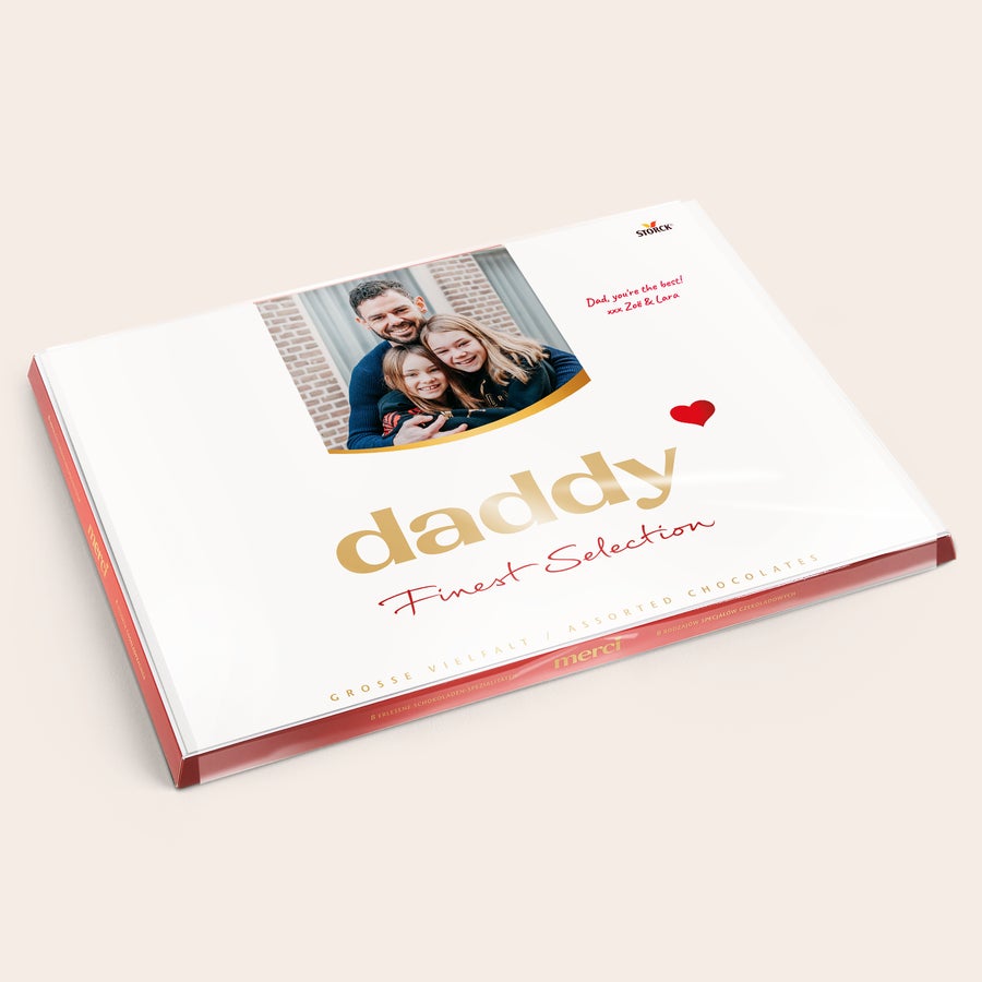 Personlig Merci-sjokolade i gaveeske med gratulasjonskort Hvit Merci sjokoladeeske med trykt personlig kort, bilde av familie, og teksten "Daddy, you're the best!" for å overraske dine kjære.