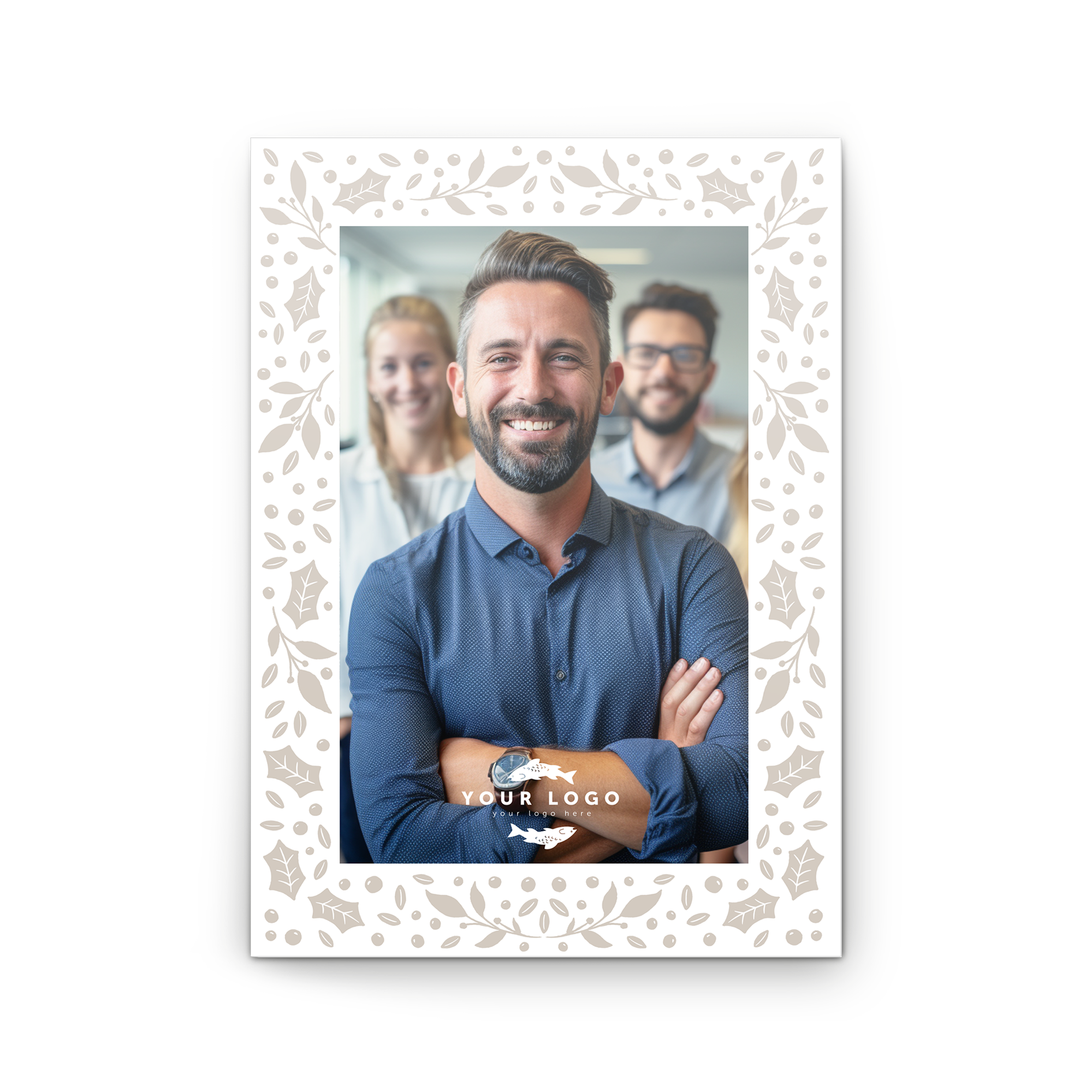 Tarjeta de felicitación personalizada con foto de grupo en un marco con diseño navideño de acebo para regalar en Navidad.