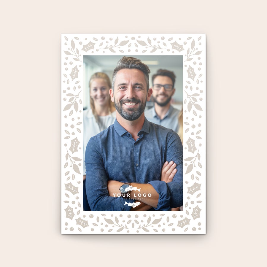 Tarjeta de Navidad Tarjeta de felicitación personalizada con foto de grupo en un marco con diseño navideño de acebo para regalar en Navidad.