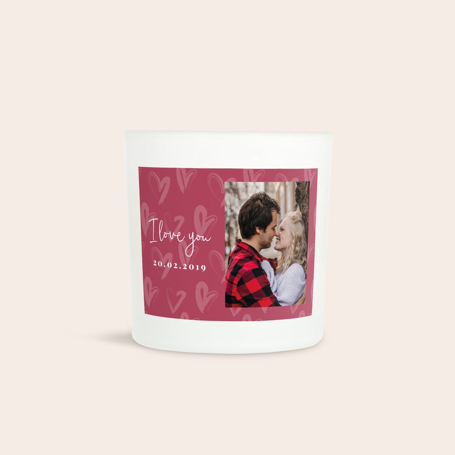 Photophore personnalisé Un photophore personnalisé blanc avec étiquette imprimée dune photo de couple I love you et la date 20022019 sur un fond rose avec des cœurs