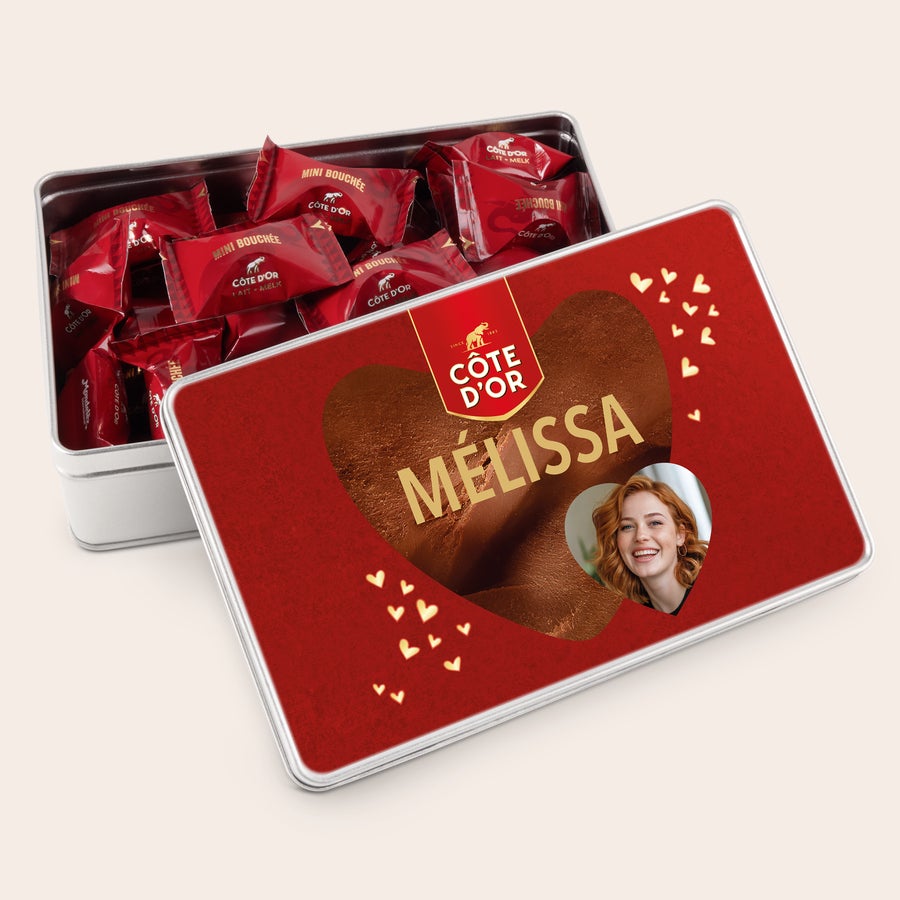 Boîte de Chocolat - Mini Bouchée Côte d'Or Boîte cadeau personnalisée - Rectangle - Mini Bouchée, imprimée avec nom et photo sur fond rouge et coeurs.