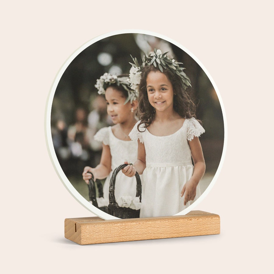 Panel de madera con foto Mosaico fotográfico redondo de madera con dos niñas, impreso con una foto personalizada.