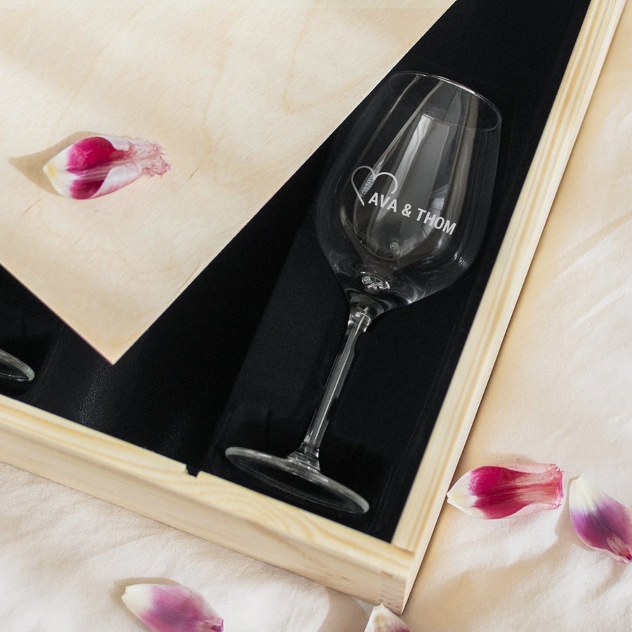 Copa de vino grabada en caja de madera con foto