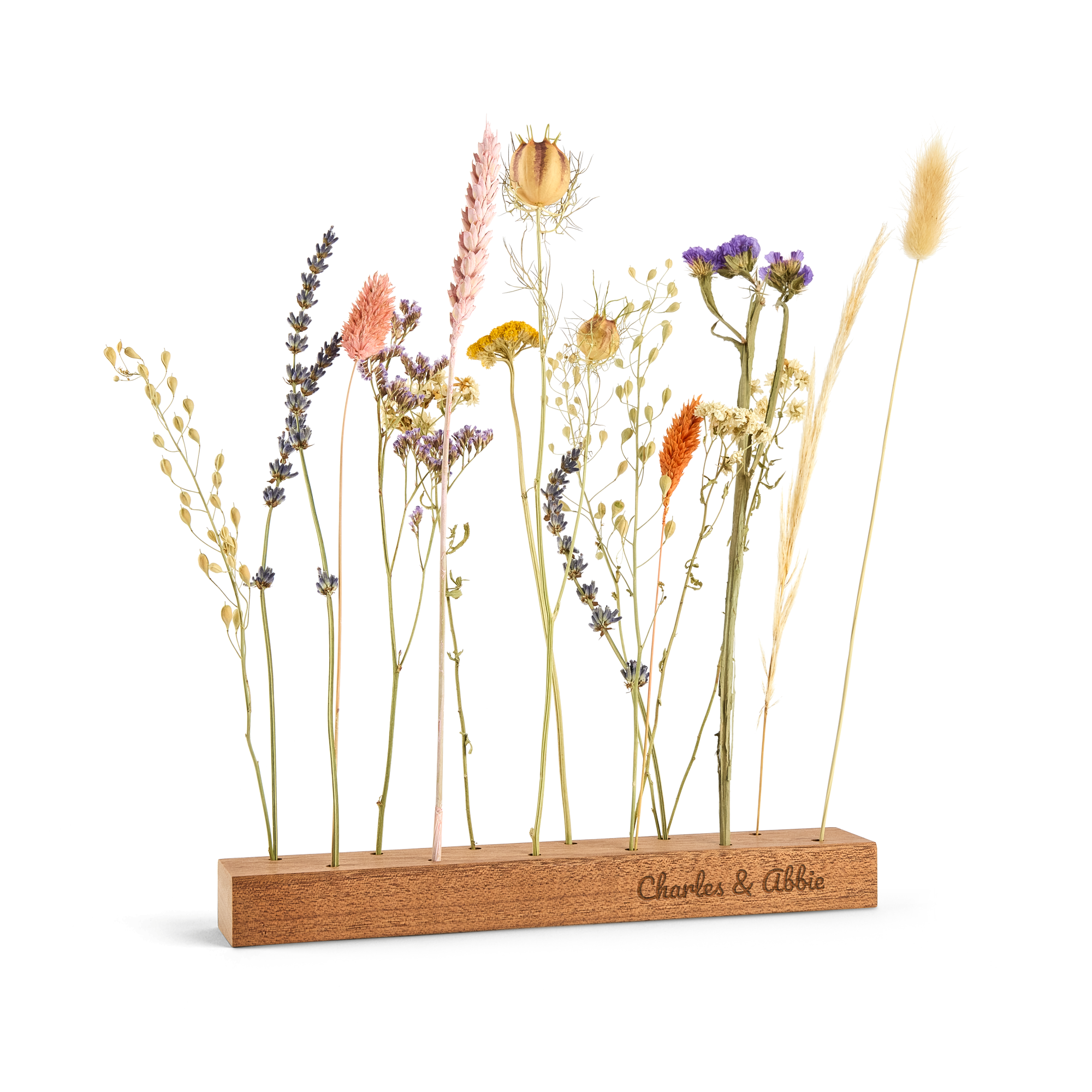Ramillete de flores secas en soporte de madera grabado con texto personalizable, ideal como regalo personalizado.