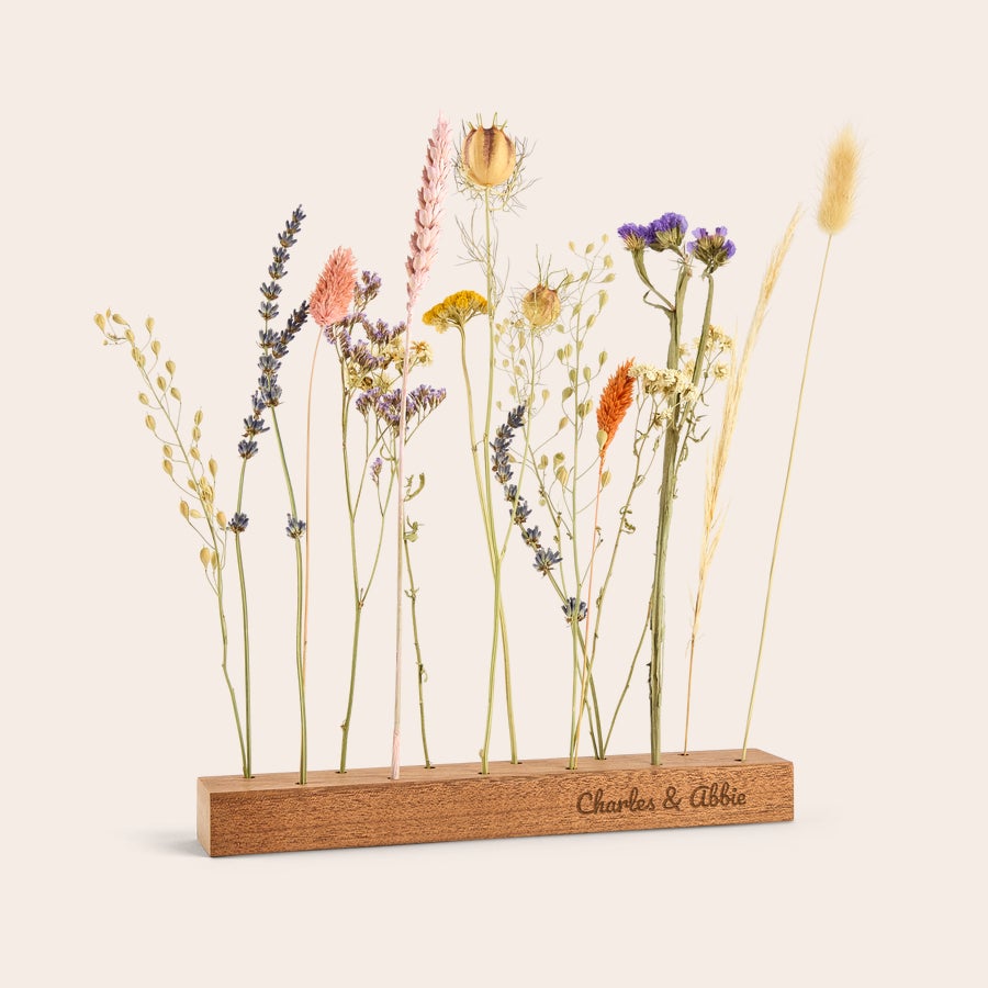 Tørrede blomster med personlig træholder Holder i træ med indgraveret navn "Charles & Abbie" og et udvalg af 12 personlige tørrede blomster