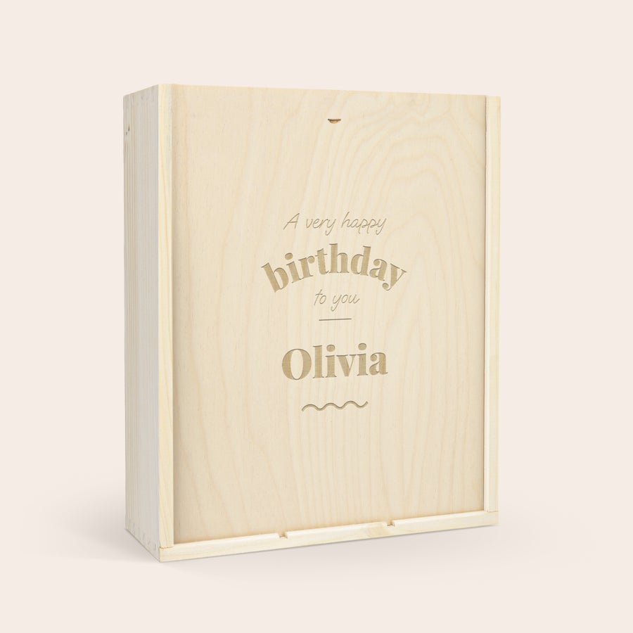 Træ vinkasse med personlig gravering Lys personlig vin trækasse i træ, indgraveret med "A very happy birthday to you Olivia" og bølgemønster.
