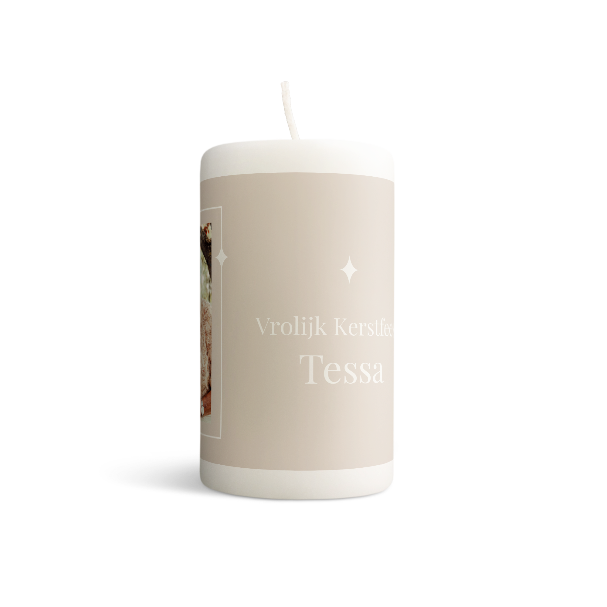 Candela personalizzata con foto e testo Vrolijk Kerstfeest Tessa su sfondo beige, per sorprendere chi vuoi con un regalo unico