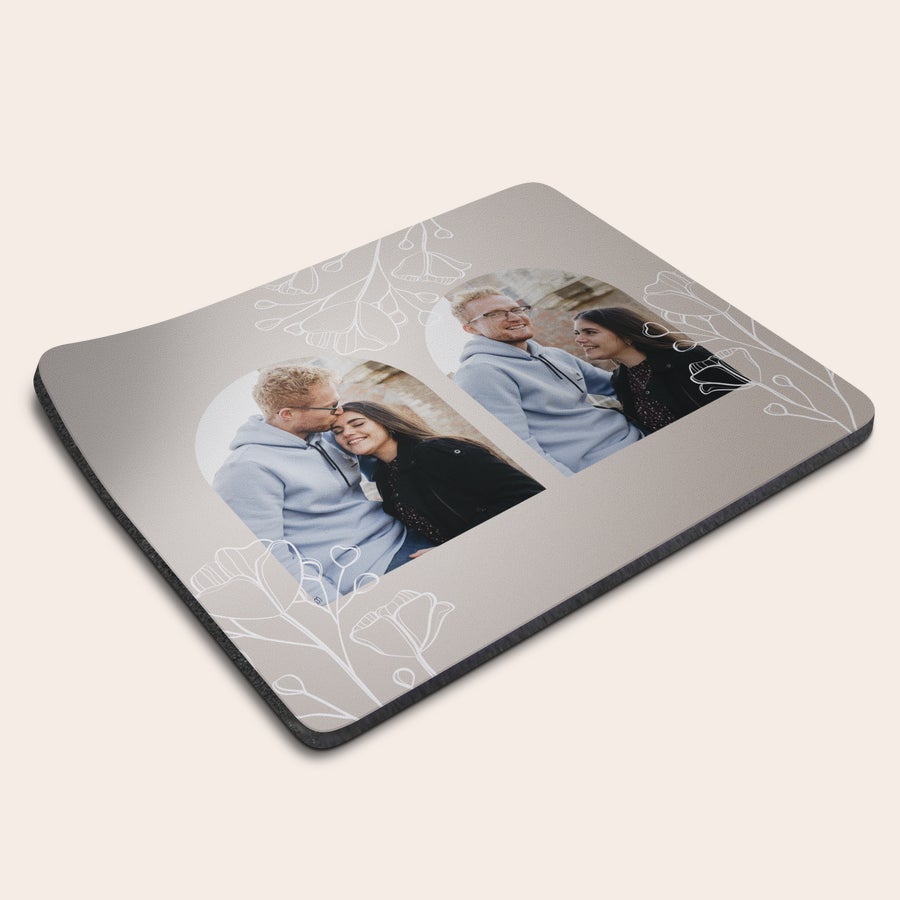 Tappetino Mouse Personalizzato Tappetino mouse personalizzato grigio stampato con due foto di coppia sorridente e cornice floreale