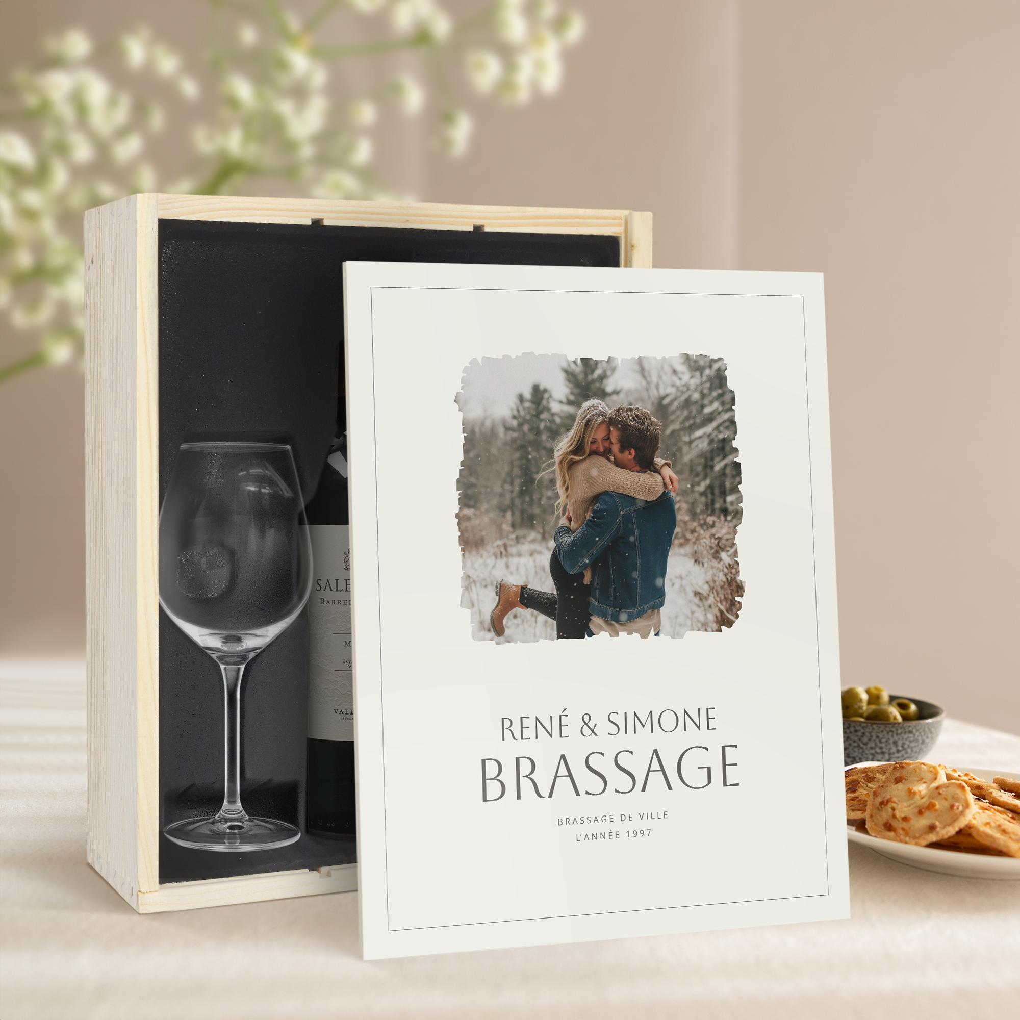 Coffret de vin personnalisé avec photo et texte "René & Simone Brassage l'année 1997" imprimés sur le couvercle coulissant en bois.