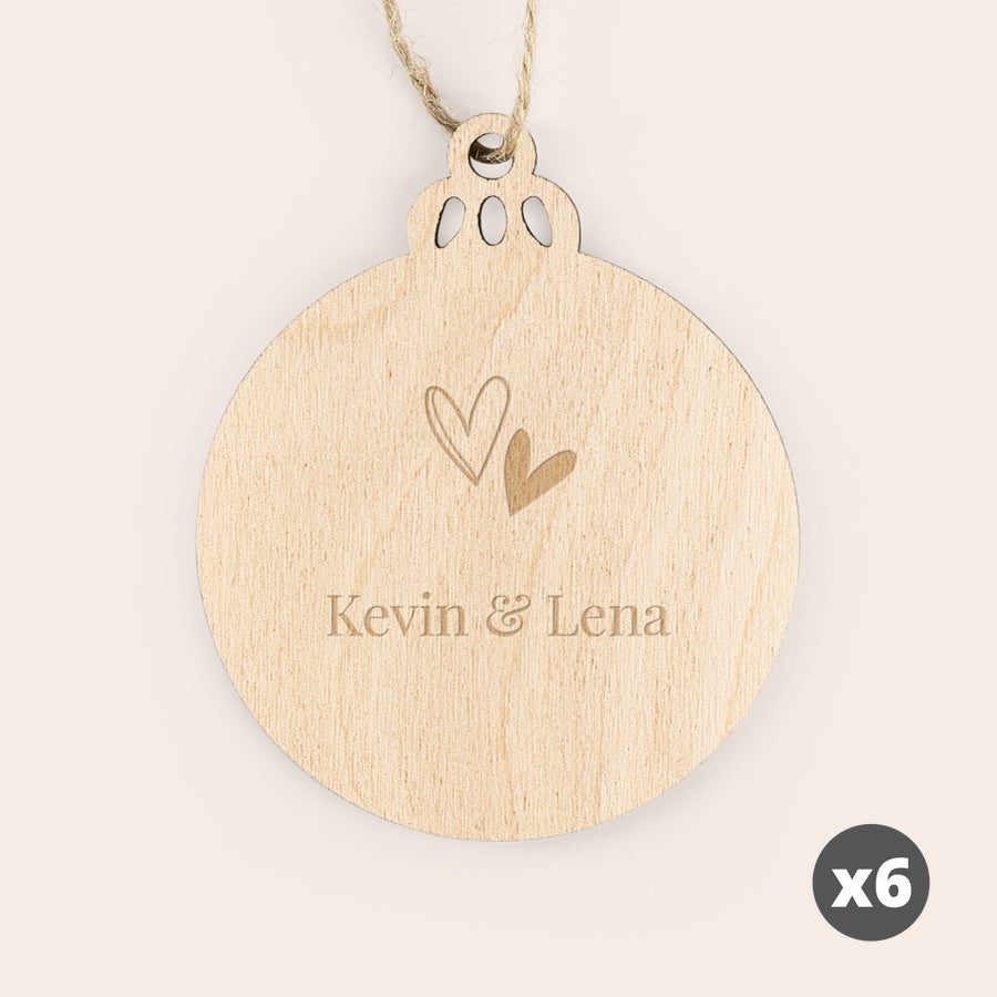 Personalisierter Weihnachtsschmuck Holz Weihnachtsdeko aus Holz mit Gravur: rundes Ornament mit geätzten Herzen und dem Namen Kevin & Lena