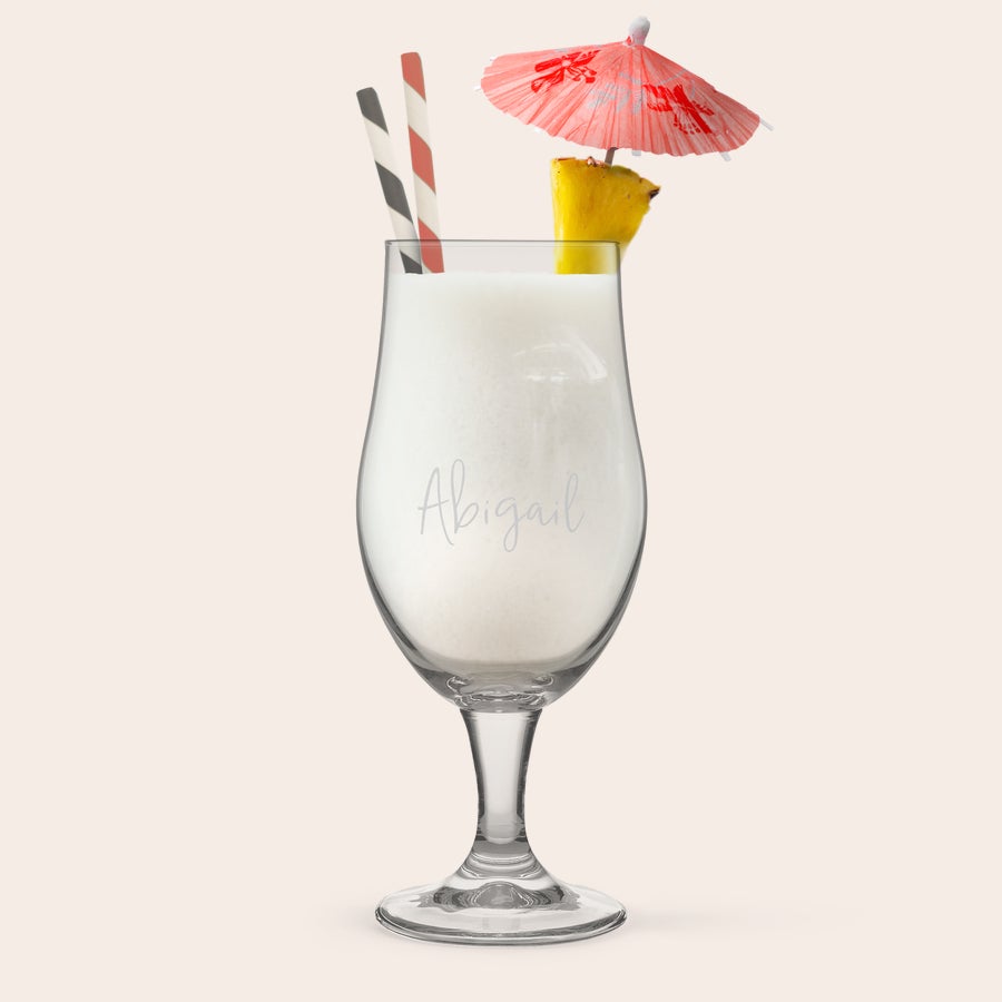 Gravirani kozarec za koktajl - Pina Colada Personaliziran graviran kozarec za pina colado z imenom Abigail, ananasom, slamico in dežnikom.