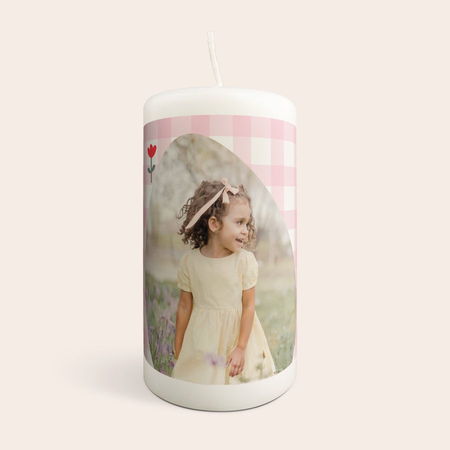 Vela personalizada - Pascua - 13 x 7 cm Vela de Pascua con diseño de cuadros rosados, una flor roja y foto personalizada de una niña.