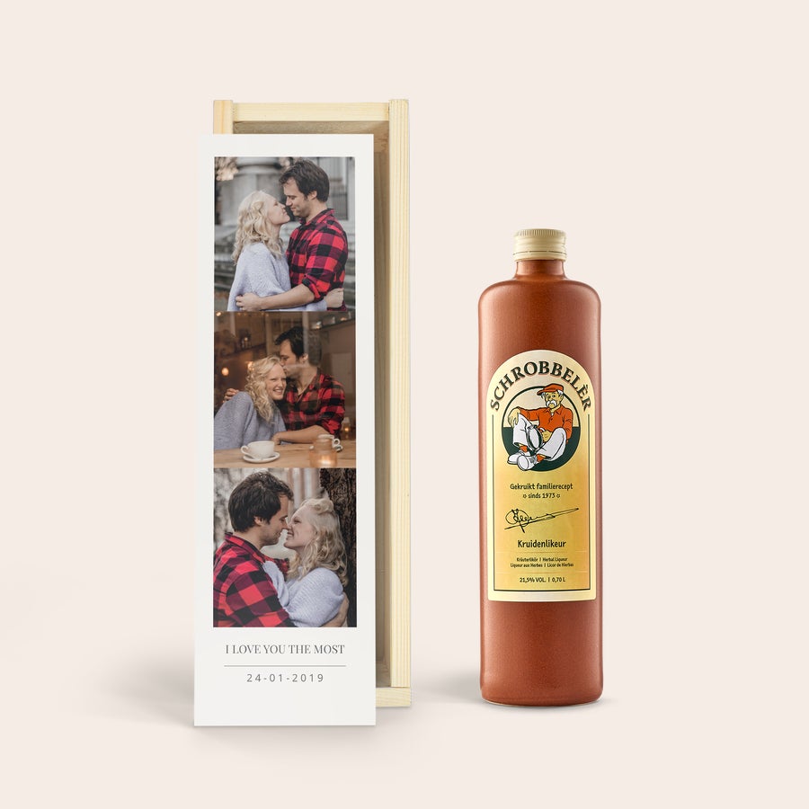 Licor Schrobbelèr - Caja personalizada Botella de licor Schrobbeler y caja de madera personalizada con tres fotos y el texto "I LOVE YOU THE MOST 24-01-2019".