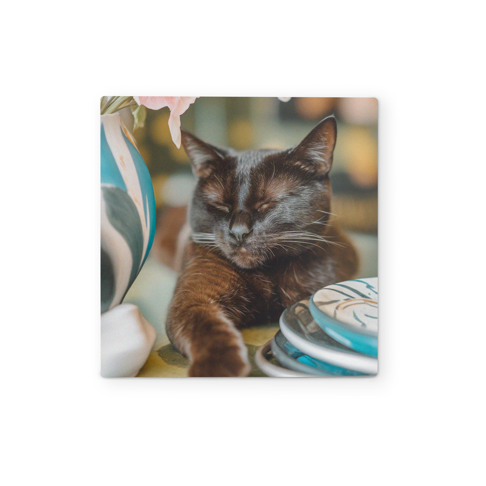 En väggkonstpanel i trä med din design, tryckt med ett sött foto av en sovande svart katt