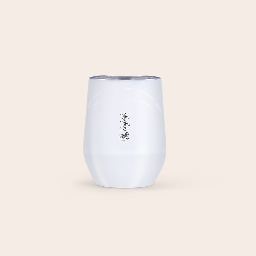 Pahar de călătorie cu capac Cană de călătorie personalizată albă cu numele Kayleigh și o fundă imprimată, ideală pentru călătorii.