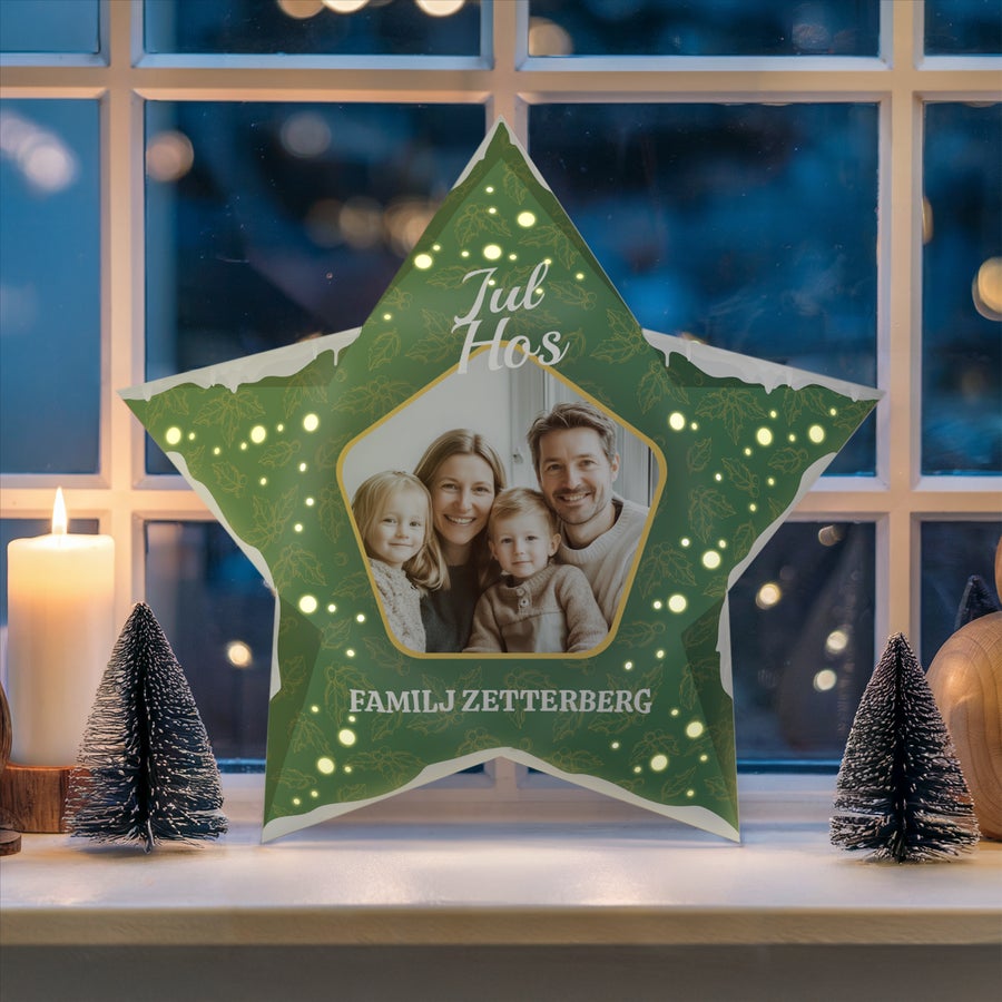 Personlig DIY papper Julstjärna - 42,5 cm - Inklusive ljus Självlysande julstjärna med foto, "Jul Hos" och "Familj Zetterberg" tryckt, lys upp semestern med en personlig touch.