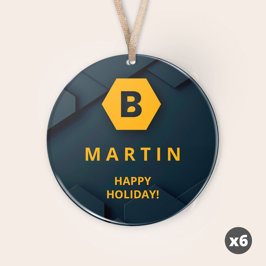 Personlig pleksiglass julepynt Rund personlig julepynt i pleksiglass, med MARTIN, B-logo og teksten HAPPY HOLIDAY, UV-printet.