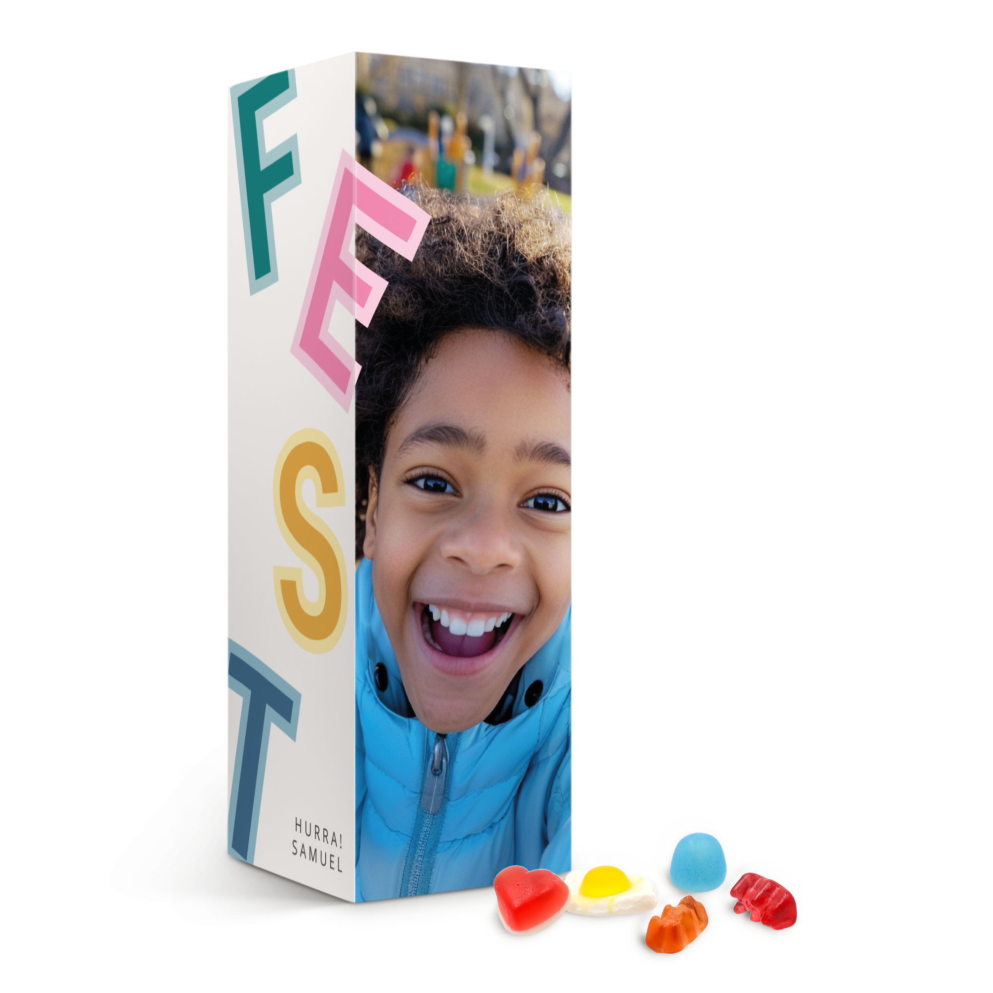 Personalisierte Haribo-Geschenkbox mit fröhlichem Kinderfoto und bunten Buchstaben "FEST" darauf, "HURRA! SAMUEL" gedruckt.