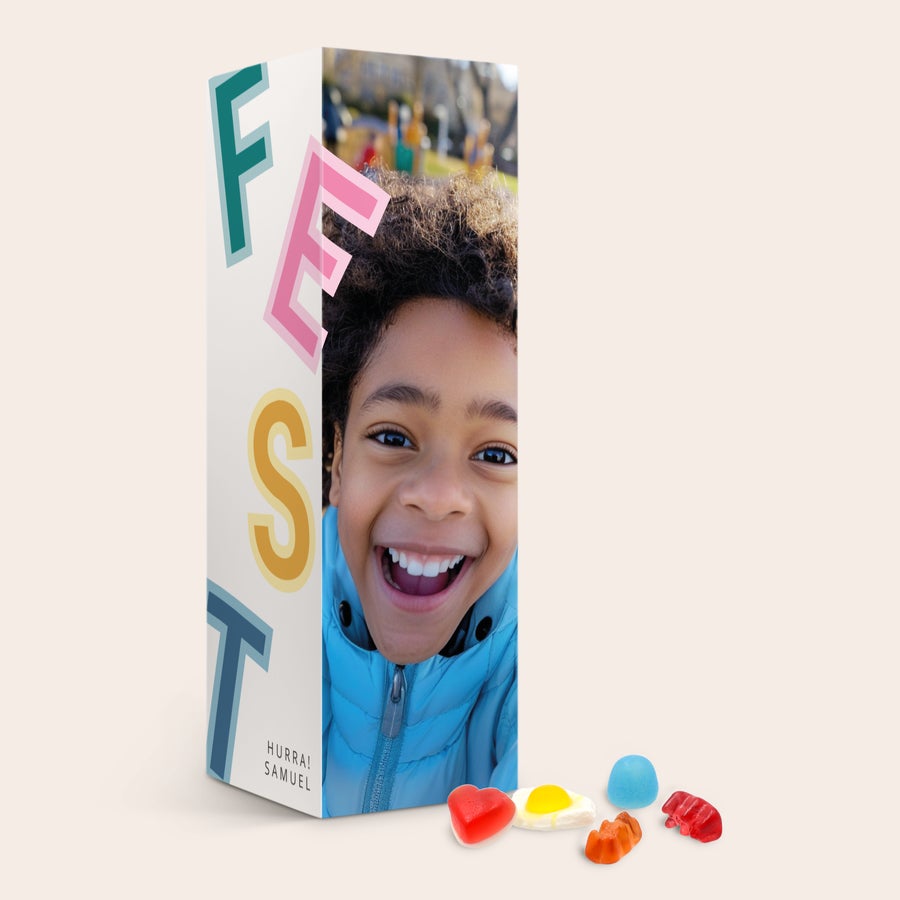 Personalisierte Haribo-Geschenkbox - YSP Design Personalisierte Haribo-Geschenkbox mit fröhlichem Kinderfoto und bunten Buchstaben "FEST" darauf, "HURRA! SAMUEL" gedruckt.