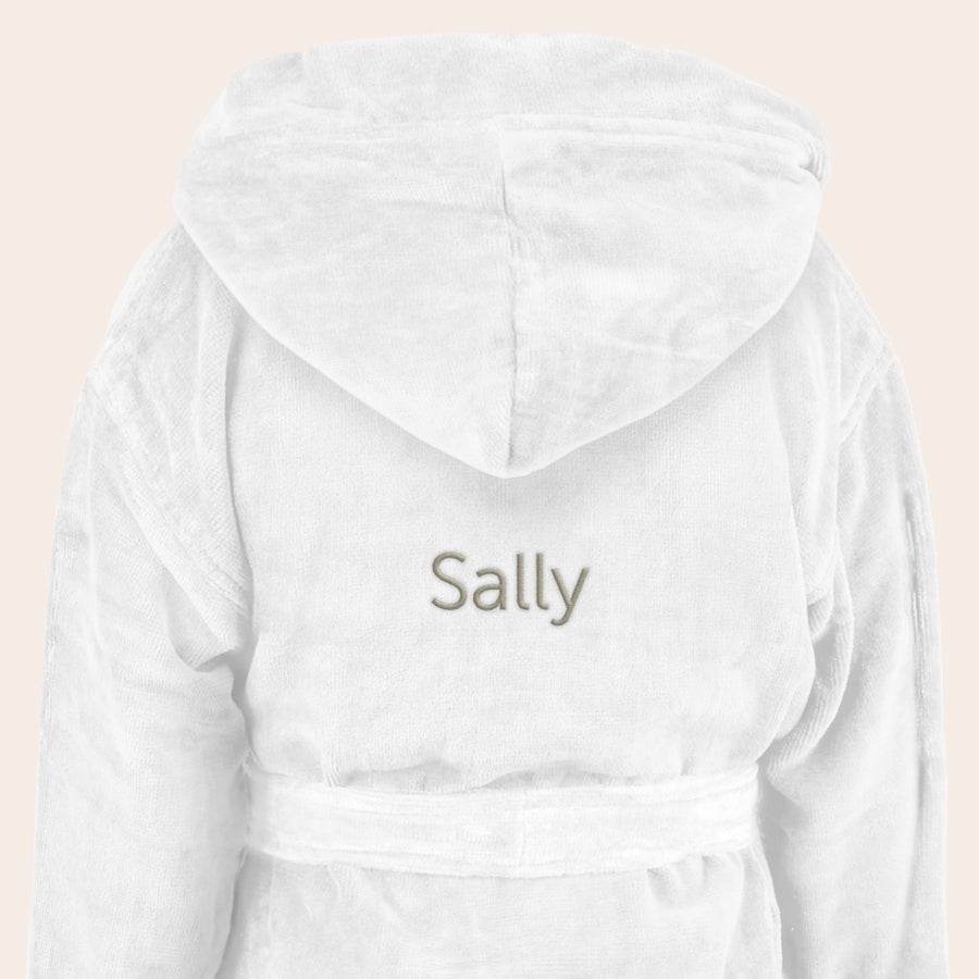 Badrock - barn Vit personlig badkappa för barn med namnet Sally broderat baktill