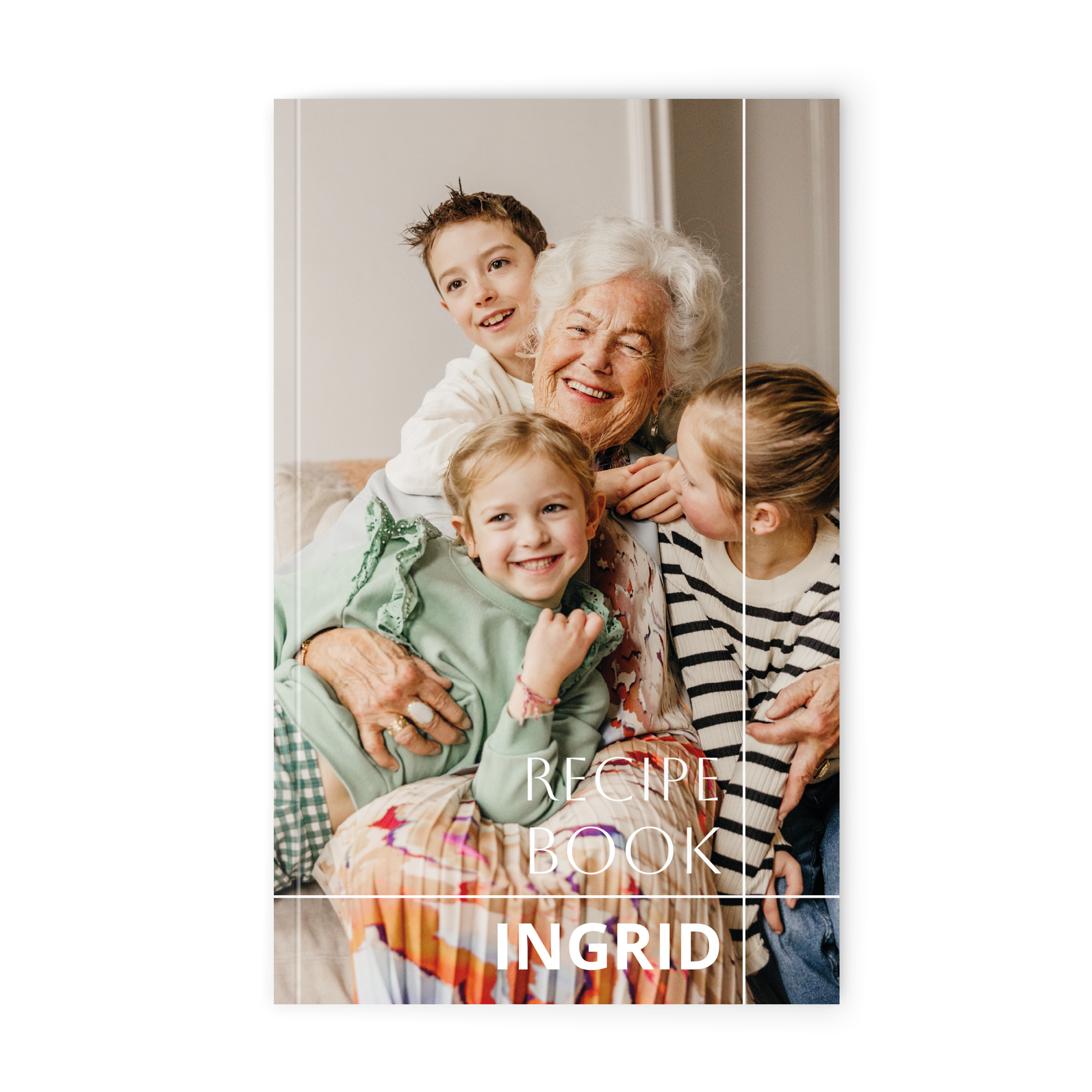 Een bedrukt notitieboekje met foto van oma met drie kleinkinderen en de naam Ingrid, perfect voor een lijstjes-fan.