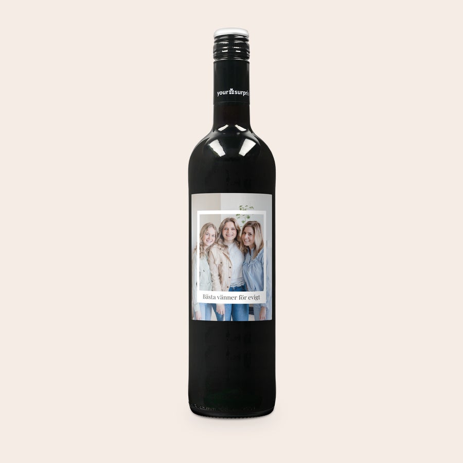 Personlig vin Maison de la Surprise Cabernet Sauvignon Mörk flaska rött vin med en personlig etikett tryckt med ett foto av tre kvinnor och texten Bästa vänner för evigt