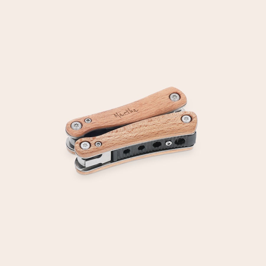Graviertes Multitool Multitool Alltagsheld persönlich gefertigt aus Holz, mit dem Namen Martha eingraviert