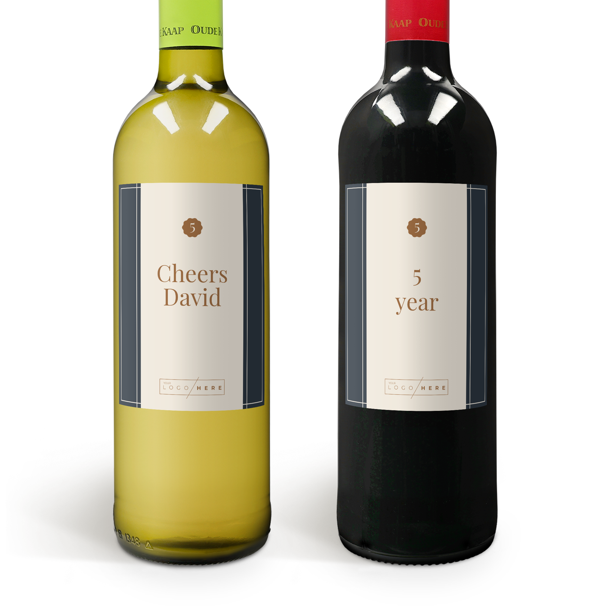 Două sticle de vin Oude Kaap, alb și roșu, cu etichete personalizate tipărite cu textul "Cheers David" și "5 year" și logo, o selecție minunată de vinuri.