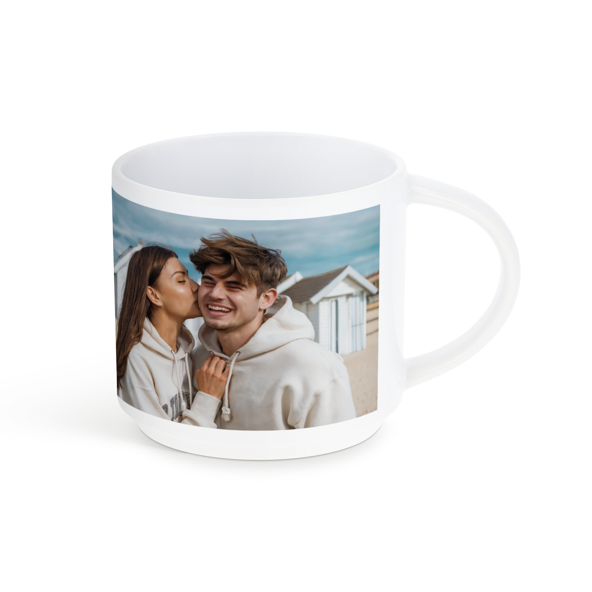 Witte stapelbare fotomok met een afgedrukte foto van een vrouw die een lachende man kust. Maak van elke slok iets speciaals met je persoonlijke stapelbare fotomok.