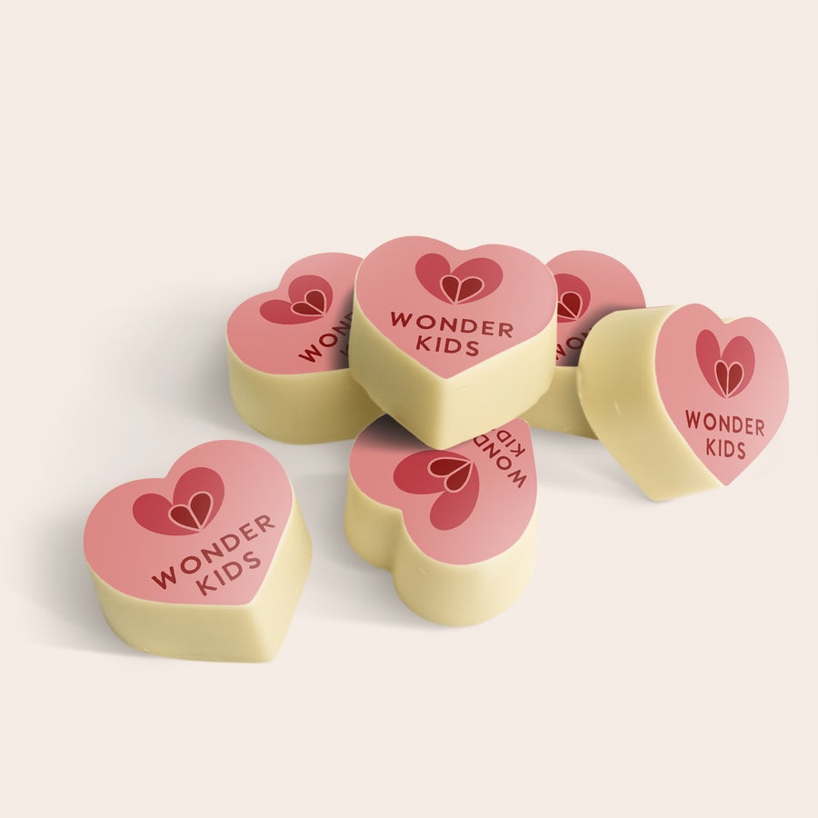 Ciocolată - în formă de inimă Praline de ciocolată personalizate albe în formă de inimă cu text tipărit Wonder Kids o surpriză delicioasă