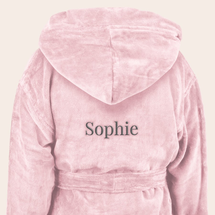 Albornoz para niños Albornoz infantil rosa de rizo con capucha, bordado en gris con el nombre Sophie. Sorprende a los más pequeños.