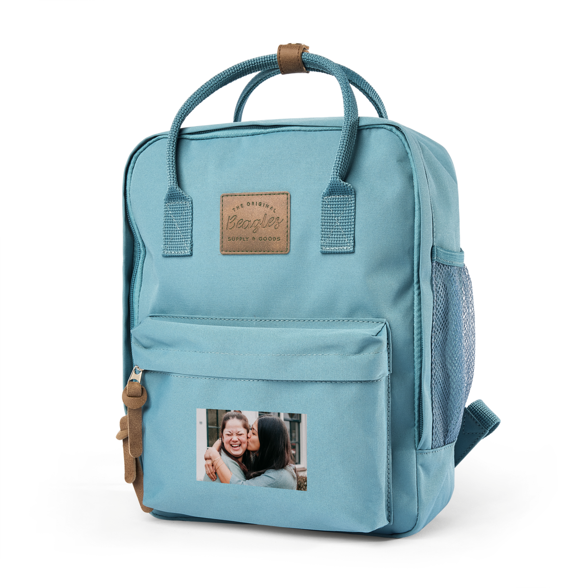 Hellblauer Rucksack mit aufgedrucktem Foto von zwei lächelnden Freundinnen. Bestell einen einzigartigen Rucksack mit Namen!