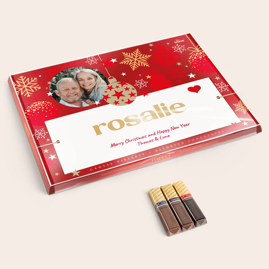 merci Finest Selection met kaart Merci Finest Selection chocolade mix met gepersonaliseerde kaart - 675 gram, bedrukt met foto van een koppel en de namen Rosalie, Thomas & Luna.