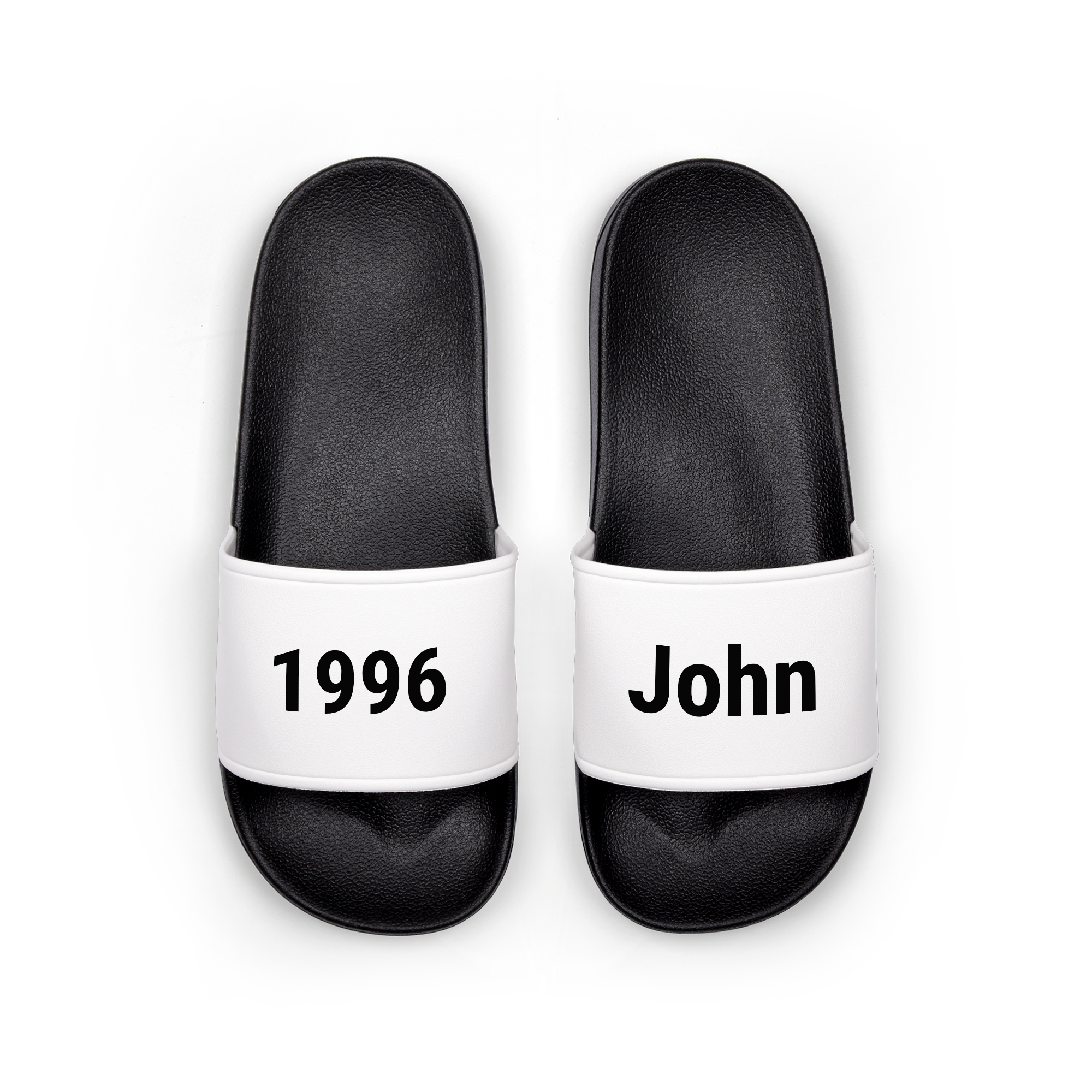 Čierno-biele personalizované šľapky do sprchy s potlačou čísla 1996 a mena John na remienkoch.