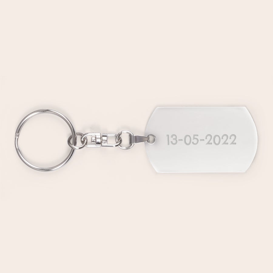 Porta-chaves gravados Chaveiro dog tag branco personalizado com a data 13-05-2022 gravada, um presente único para as suas chaves.