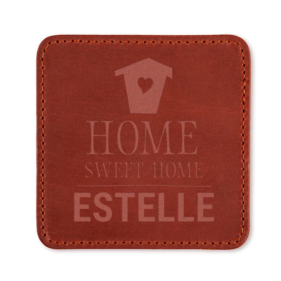 Sous-verre en cuir marron gravé avec "Home Sweet Home", un cœur et le prénom Estelle