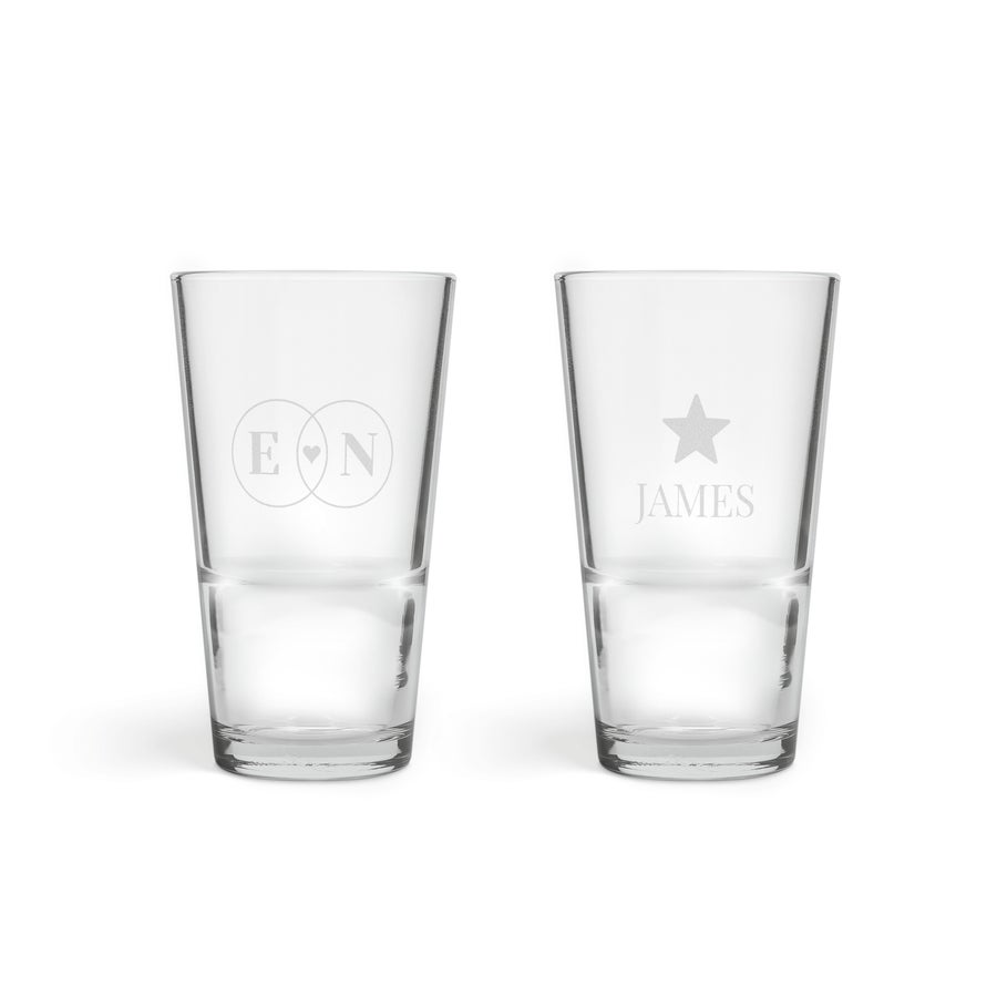 Bicchiere da birra 340 ml Bicchieri da mezza pinta personalizzati incisi. Uno con iniziali E e N con cuore, l'altro con stella e nome JAMES per festeggiare ogni occasione.