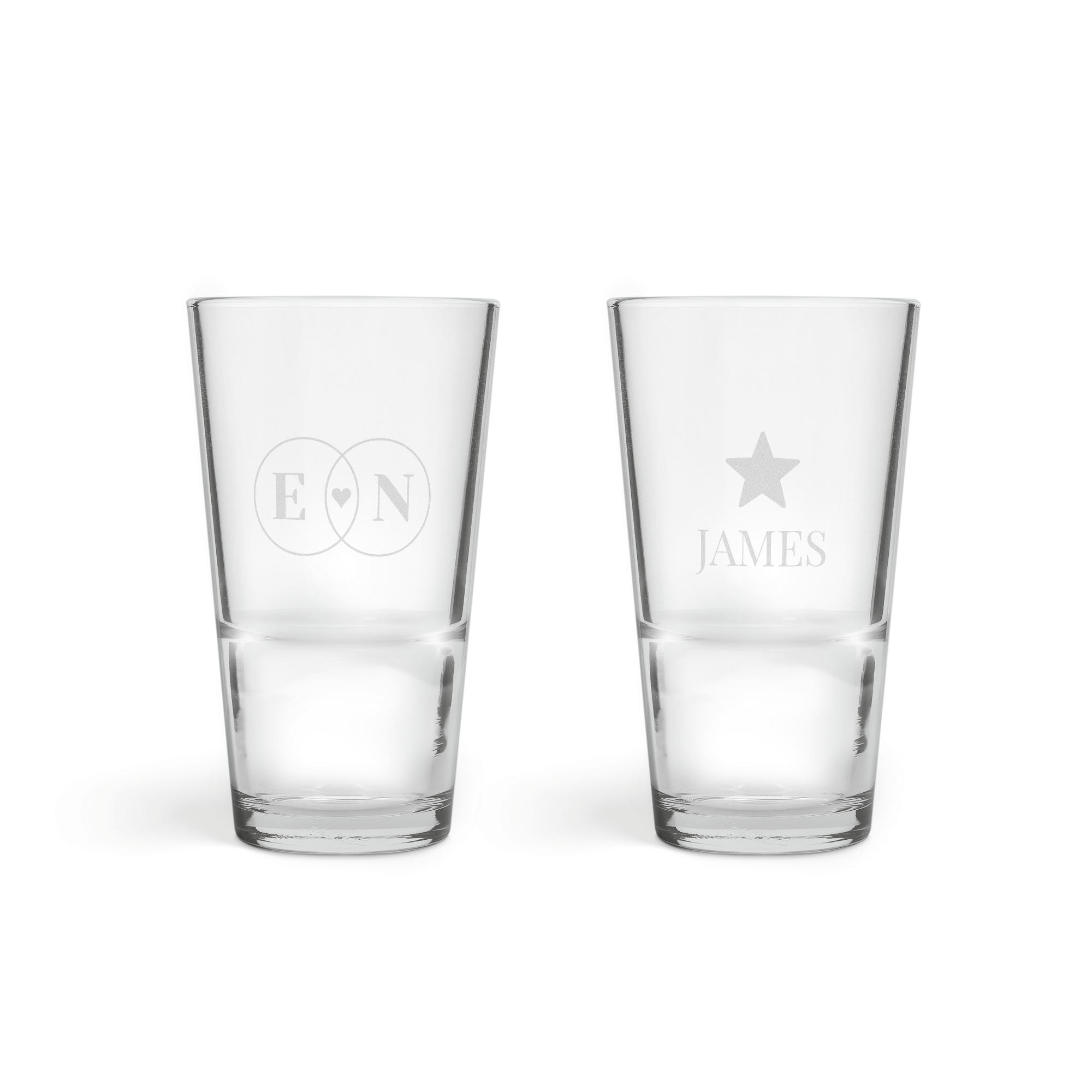 Dos vasos de media pinta personalizados. Uno grabado con las iniciales E y N en círculos entrelazados, y el otro con una estrella y el nombre JAMES, ideales para brindar en cualquier ocasión.