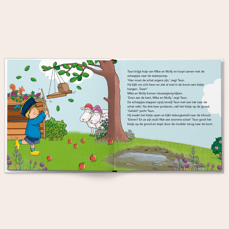 Gepersonaliseerd kinderboek - Fien & Teun 'Zoeken een schat' Fien en Teun ga op schattenjacht gepersonaliseerd boek met naam en foto, waarop Teun een kistje uit een boom tikt.