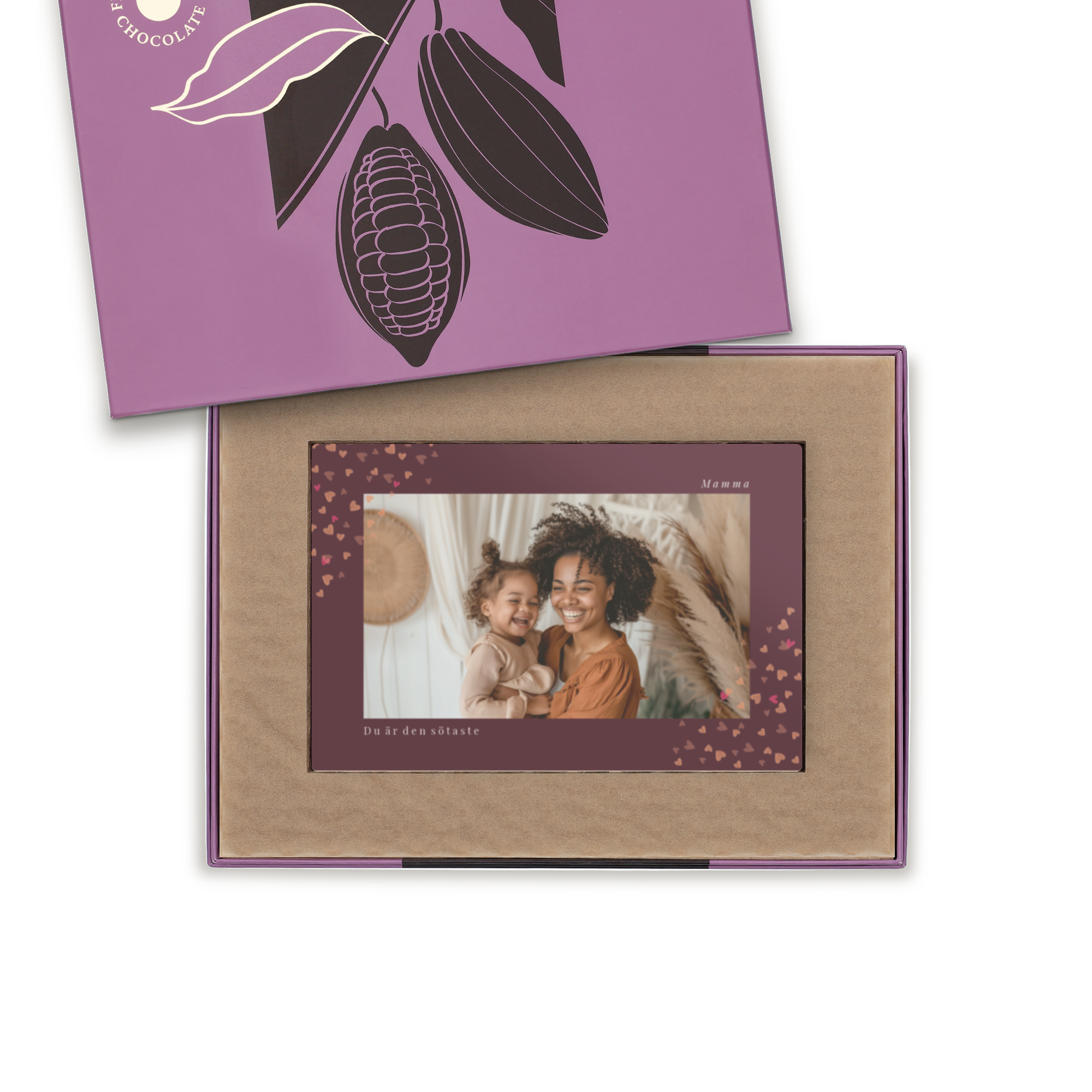 Ett personligt chokladbrev med ett tryckt foto på en mamma med sitt barn, med texten Mamma och Du är den sötaste, i en lila presentask.
