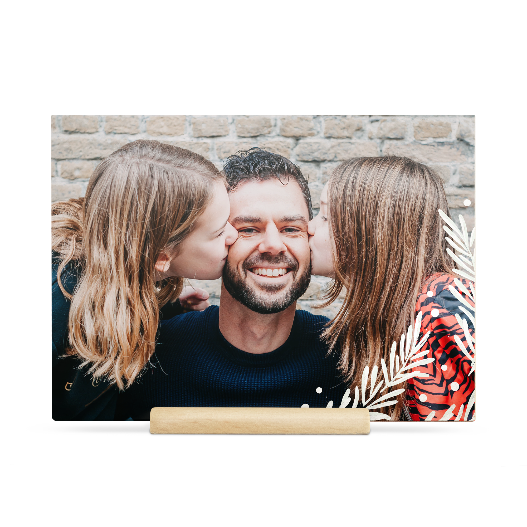 Carte de Noël en bois personnalisée imprimée avec la photo d’un homme et deux filles l’embrassant